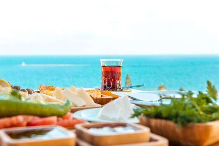 ontbijten met prachtig uitzicht naar zee turkije 